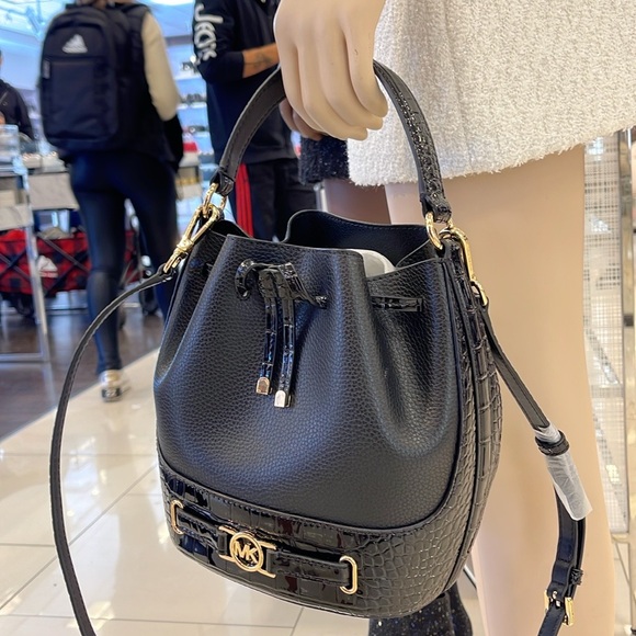 MICHAEL KORS 
Reed Md Pebbled Leather Belted Bucket Messenger Satchel Crossbody - Picture 13 of 16